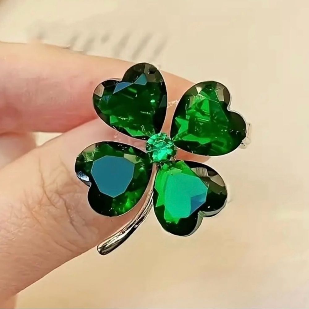 Emerald Green Clover Brooch